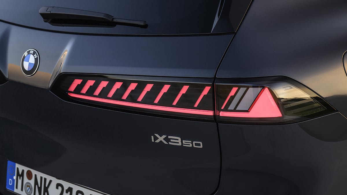Fotografía que ilustra la noticia: BMW supera los dos millones de eléctricos entregados y el iX3 ya suma 100.000 pedidos
