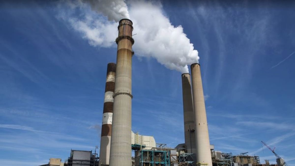 Fotografía que ilustra la noticia: Bruselas abre expediente a los 27 por no aplicar las reglas contra la contaminación industrial