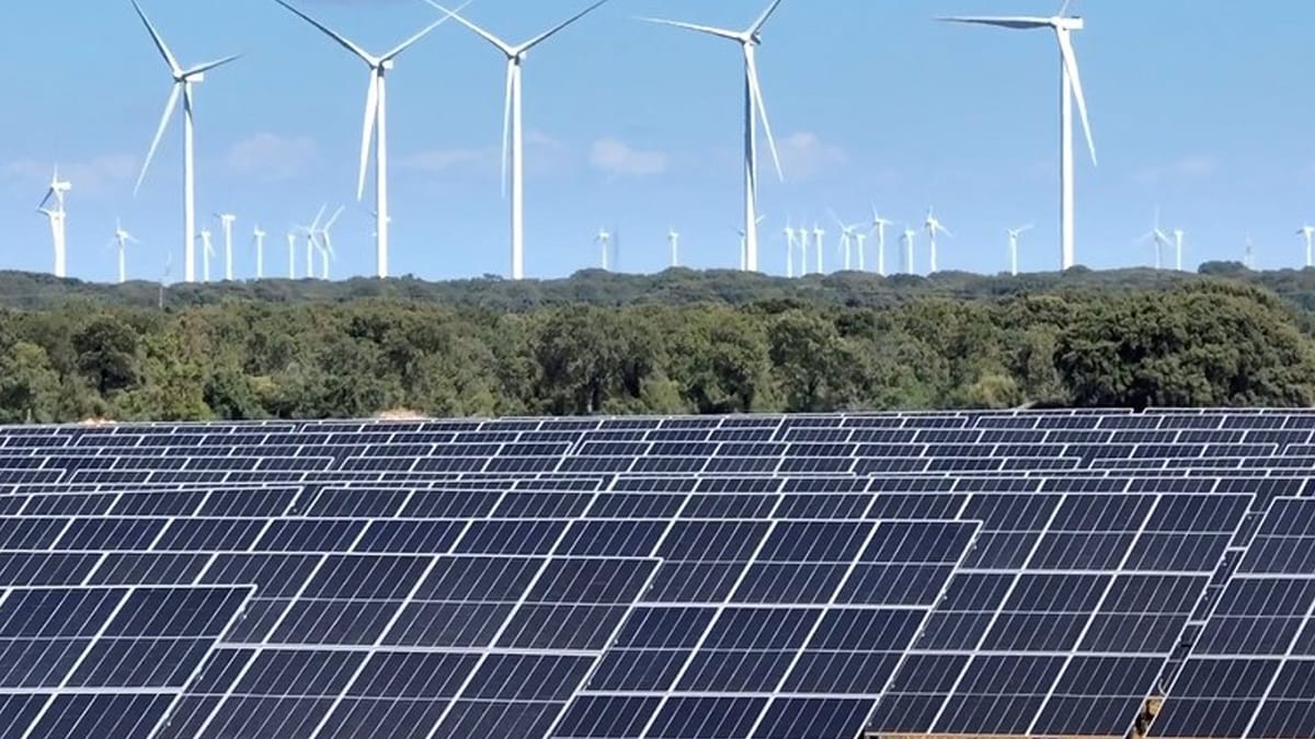 Fotografía que ilustra la noticia: Castilla y León amplía su impuesto ambiental a la fotovoltaica: entre 600 y 2.000 euros por hectárea