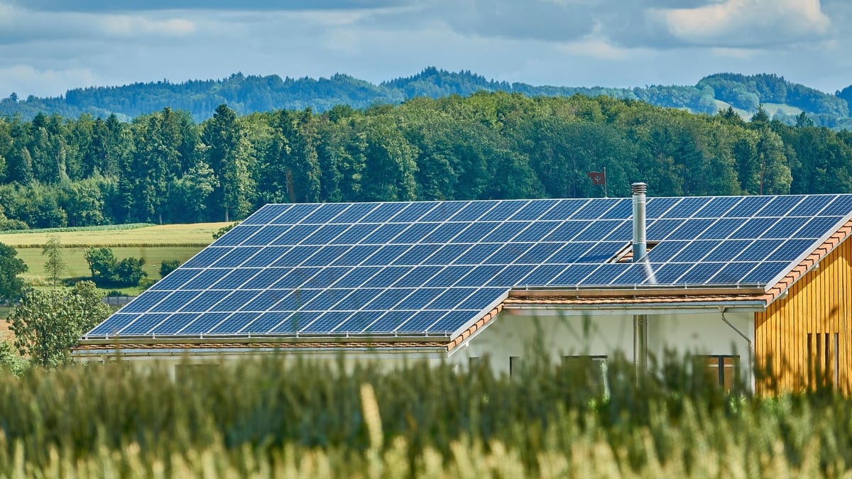Fotografía que ilustra la noticia: El autoconsumo fotovoltaico se cuela en la estrategia industrial: menos factura, pero exige rediseñar turnos e inversiones