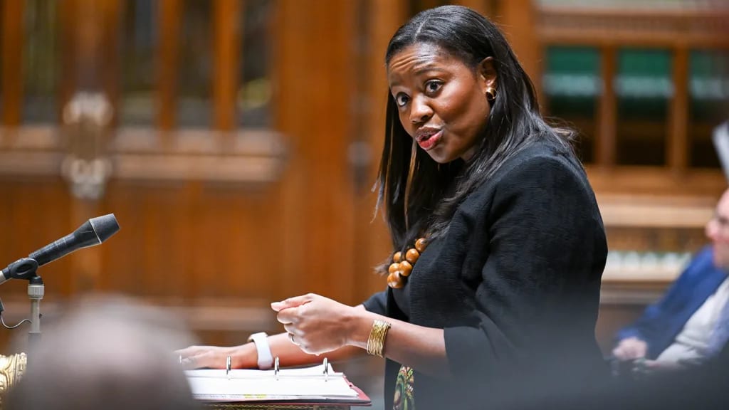 Fotografía que ilustra la noticia: El recibo británico sube un 4% en octubre pese al récord renovable: el debate sobre el net zero se intensifica