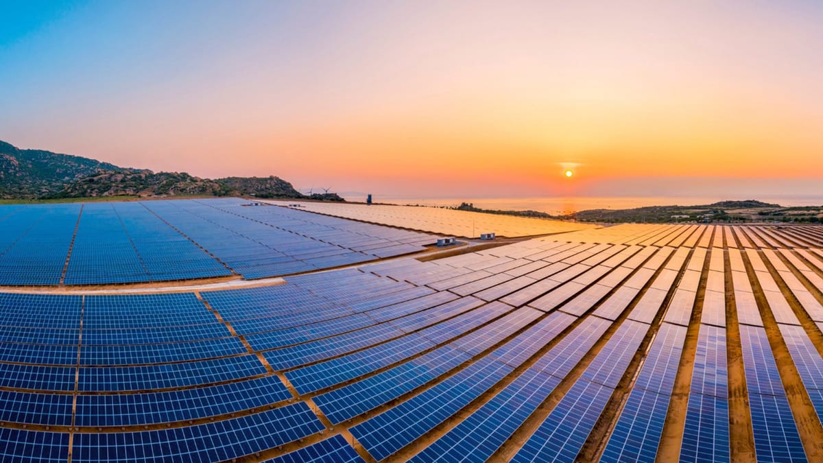 Fotografía que ilustra la noticia: Europa alerta: un ciberataque coordinado a la fotovoltaica podría desestabilizar la red y pide más controles
