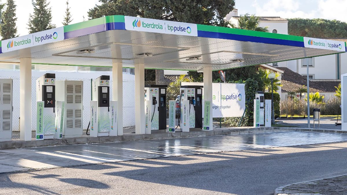 Fotografía que ilustra la noticia: Iberdrola cifra en un 91% el ahorro de viajar en eléctrico frente a un gasolina este verano