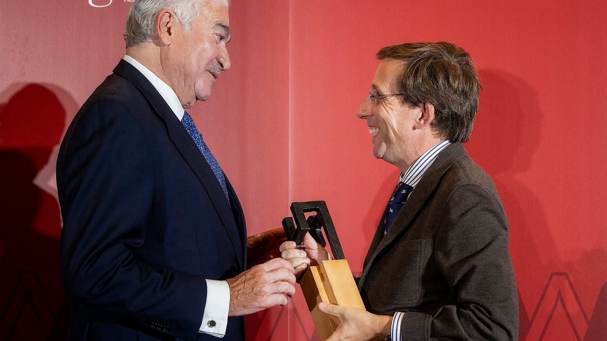 Fotografía que ilustra la noticia: José Bogas, ex consejero delegado de Endesa, recibe el premio Madrileño del Año 2026