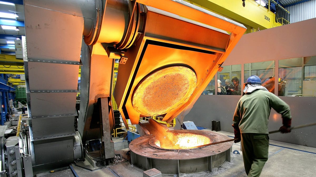 Fotografía que ilustra la noticia: La industria avisa: los parones de demanda se consolidan y pide red, almacenamiento e interconexiones para dejar de ser el 'fusible' del sistema