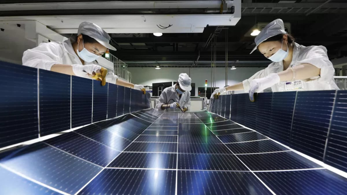 Fotografía que ilustra la noticia: La solar mundial supera los 3 TW de capacidad, pero el reto se traslada a la integración en red: los recortes de producción se disparan en los mercados maduros