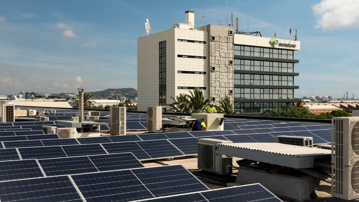 Fotografía que ilustra la noticia: Más de 300 municipios catalanes exigen retirar el plan de renovables y preparan vías legales