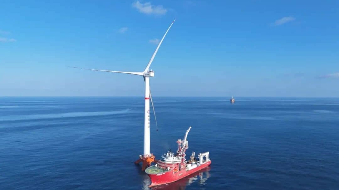 Fotografía que ilustra la noticia: Ming Yang conecta la primera eólica flotante de 16 MW del mundo sobre plataforma de patas tensadas