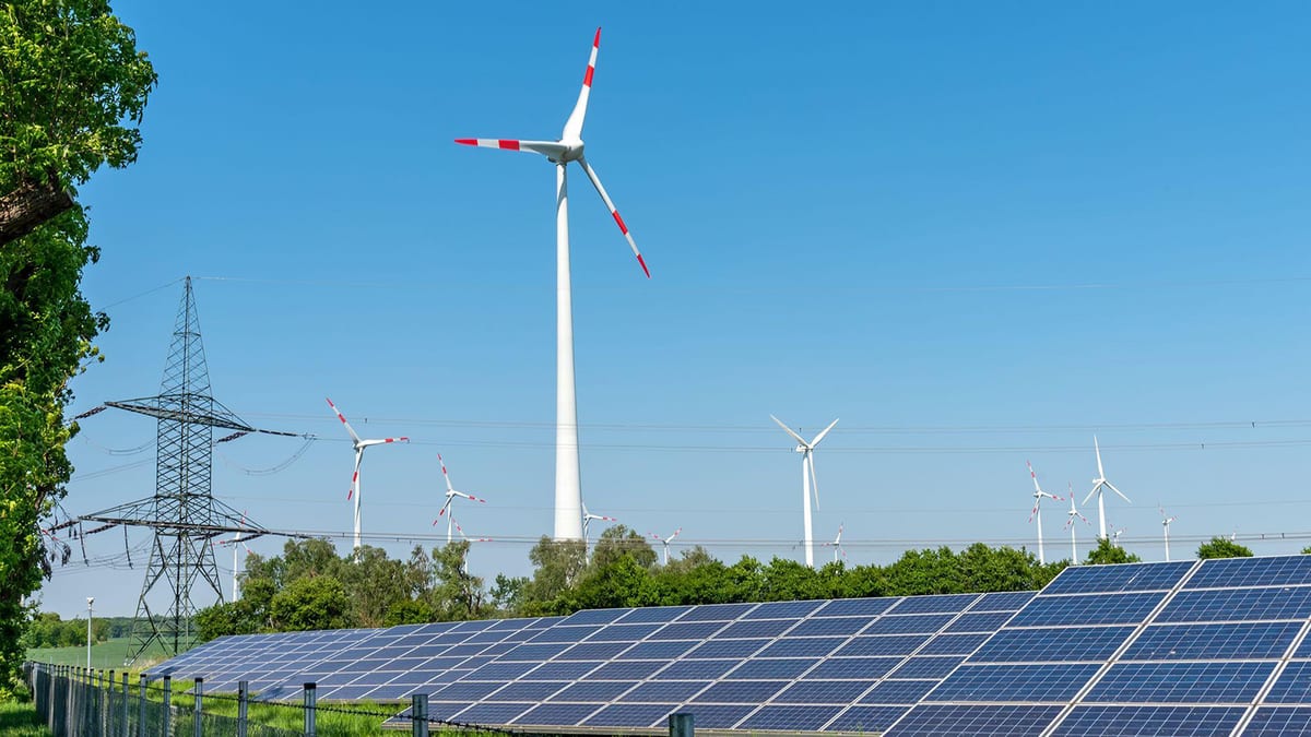 Fotografía que ilustra la noticia: Red Eléctrica habilita 15 GW de renovables para el control de tensión y reduce un 53% el coste de la operación reforzada
