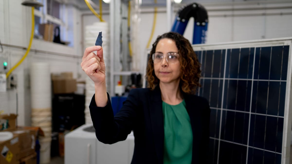 Fotografía que ilustra la noticia: Una técnica minera recicla el 99% de la plata de los paneles solares usados